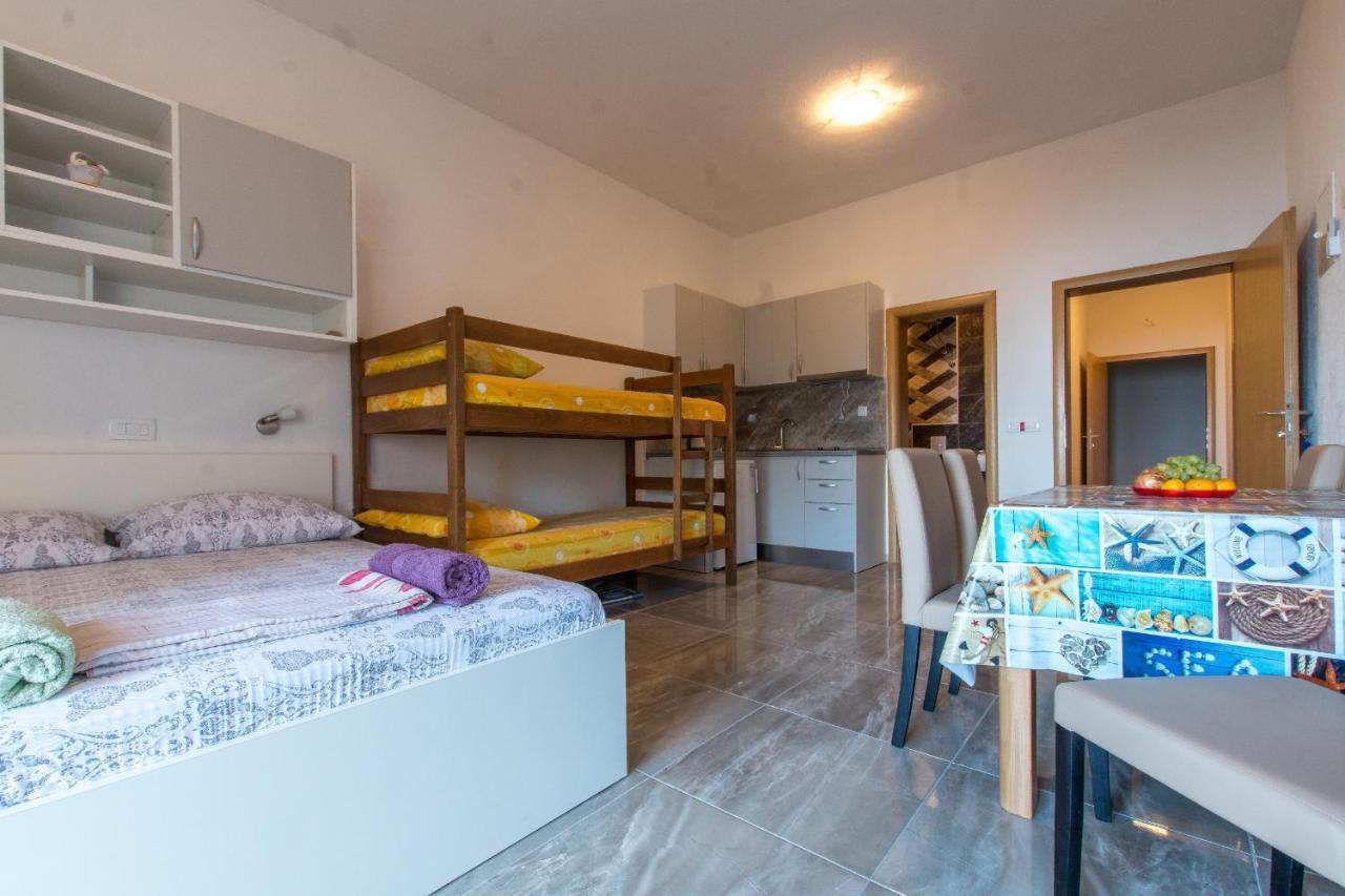 Studio Apartments Zloic In Krvavica Eksteriør billede